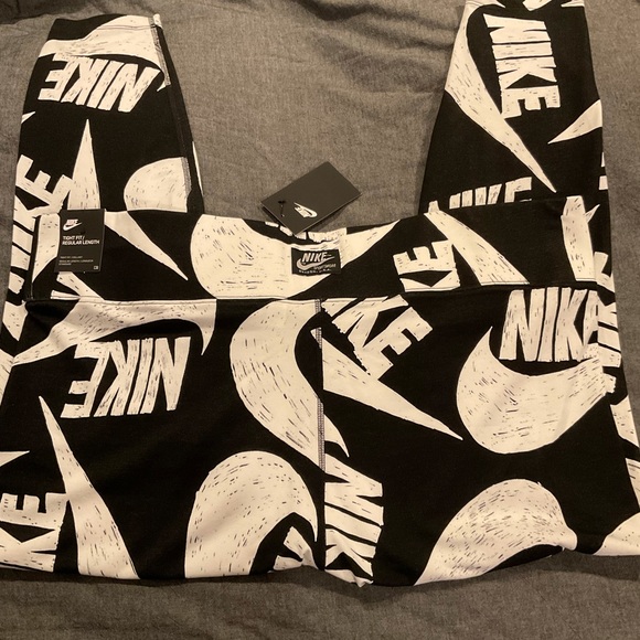 Nike Black White Chalk Leggings - Picture 2 of 2